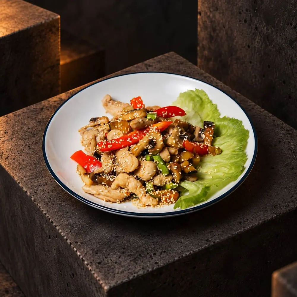 Тёплый салат с курицей и баклажанами